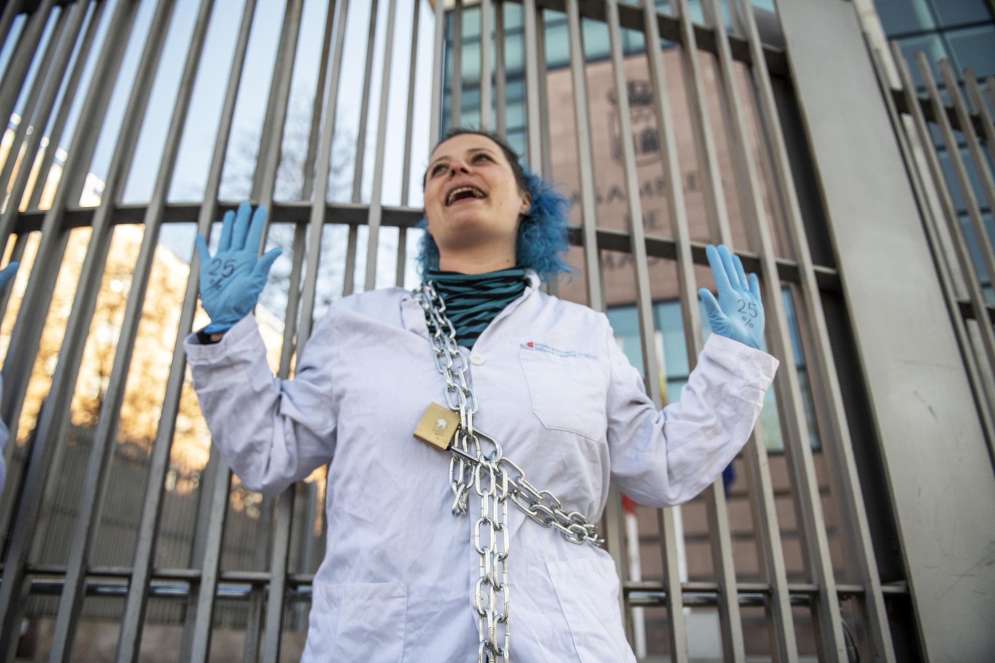 Sanitaria encadenada